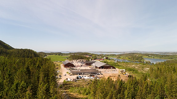 Gårdstunet. Det nye grisehuset bygges i haugen midt i bildet.