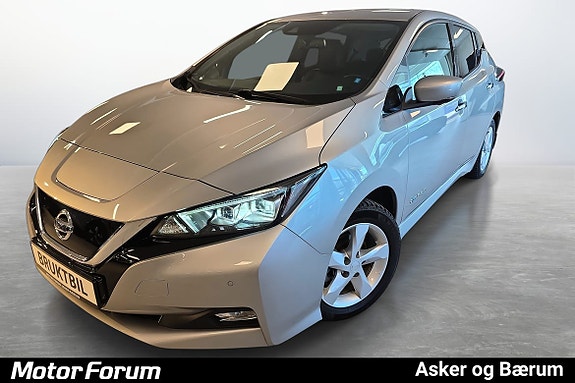 Sølv hatchback med moderne LED-frontlys og karakteristisk grilldesign.