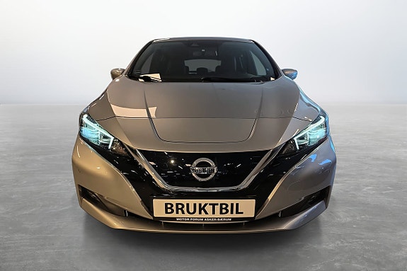 Moderne design med stilrene LED-lys og tydelig frontgrill.