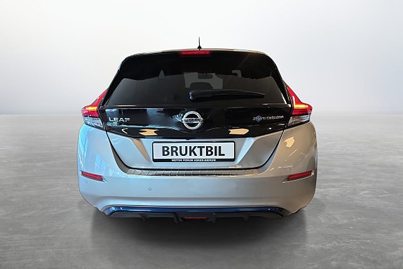 Rett bak med tydelige LED-lys, perfekt for allsidig bruk.