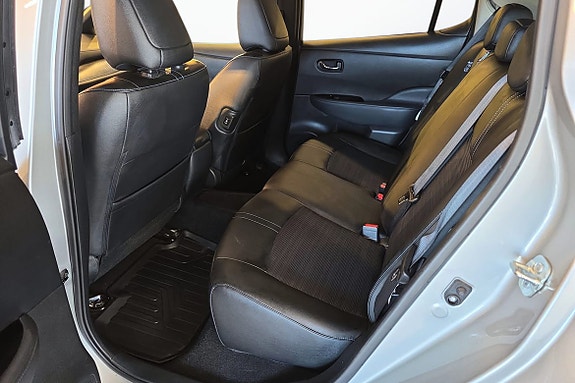 Romslig baksete i delskinn, optimalt for passasjerkomfort.