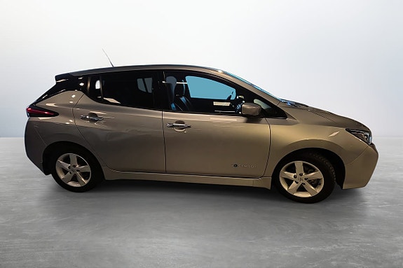 Sideprofil med elegante fem-eikers hjul og sølvfarget lakk.