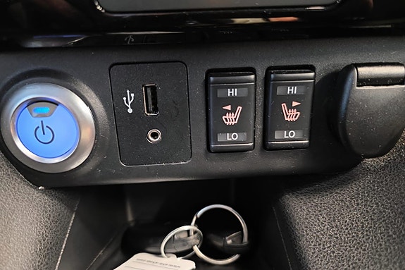 Varmefunksjon for forseter og USB-ladeport gir ekstra komfort.