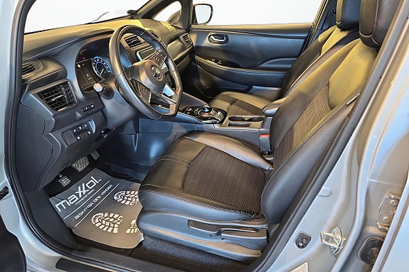 Komfortable delskinnseter og moderne midtkonsoll for enkel betjening.