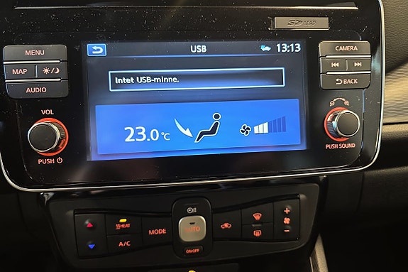 Stor berøringsskjerm med navigasjon og intuitiv klimakontroll.