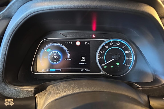 Digitalt kombiinstrument med effektmåler og lettlest hastighet.