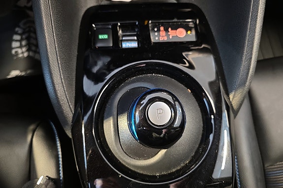 Automatgirkule og praktiske kontrollknapper gir smidig kjøreopplevelse.