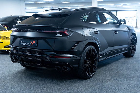 Lamborghini Urus 4 of 5