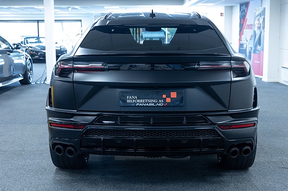Lamborghini Urus 3 of 5