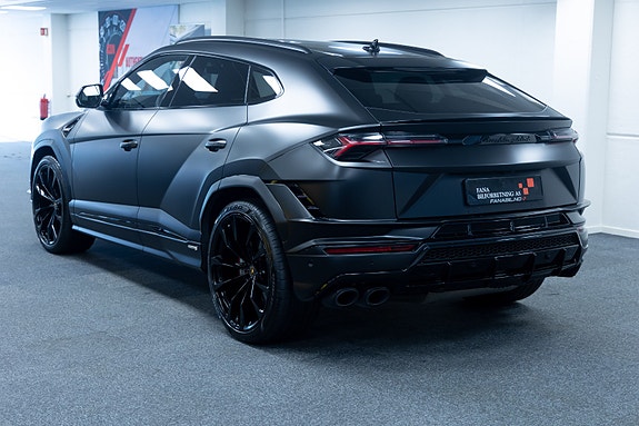 Lamborghini Urus 2 of 5