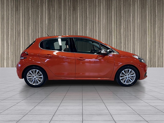 Peugeot 208 3 of 5