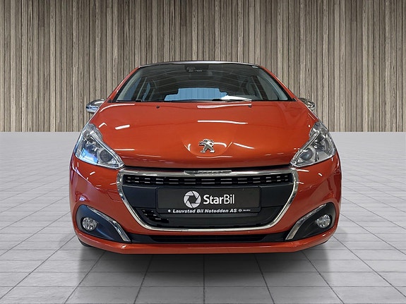 Peugeot 208 2 of 5