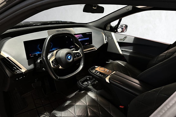 Romslig kupe og har selv varm,e i armlenet for kalde dager.