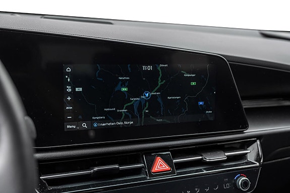 Navigasjon og smart app-tilkobling på en responsiv infotainmentskjerm.