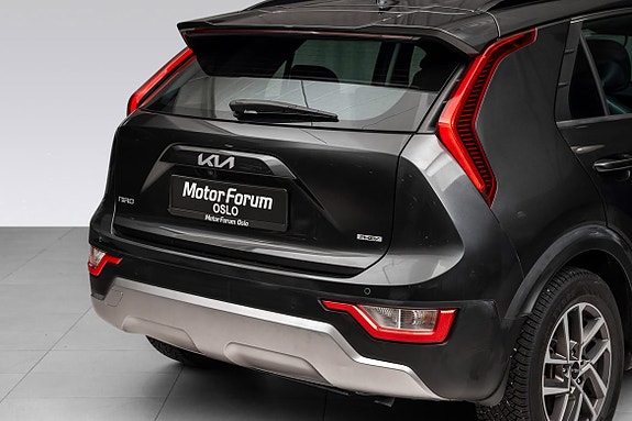 Elegant baklysdesign fremhever moderne teknologi og park.sensorer.