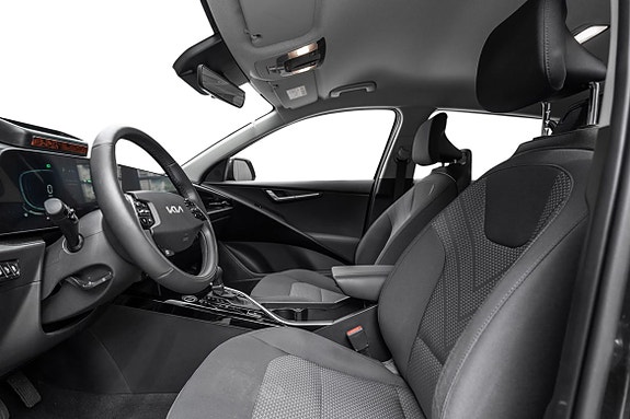 Komfortabel kupé med digitalt instrumentpanel og bearbeidede stoffer.