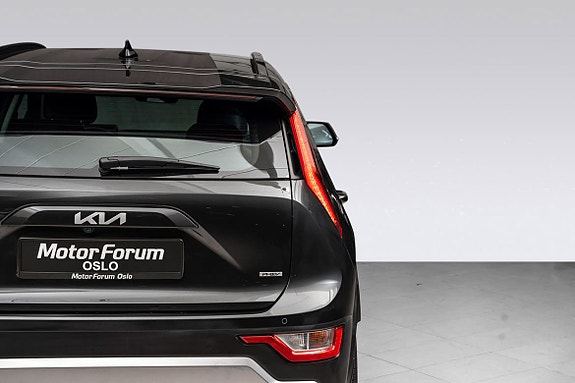 Robust bakparti med tydelige LED-lys og ryddig finish.