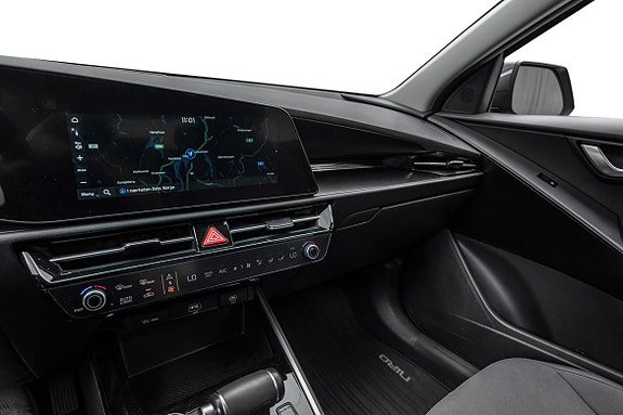 Brukervennlig touchscreen med intuitive klimakontroller og medieinnganger.