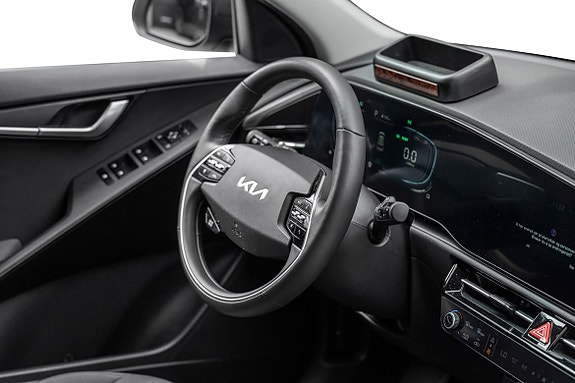 Ergonomisk ratt med Kia-logo og digitalt kjøredisplay.