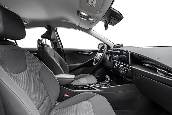 Lyse seter og oversiktelig midtkonsoll med stilren finish.