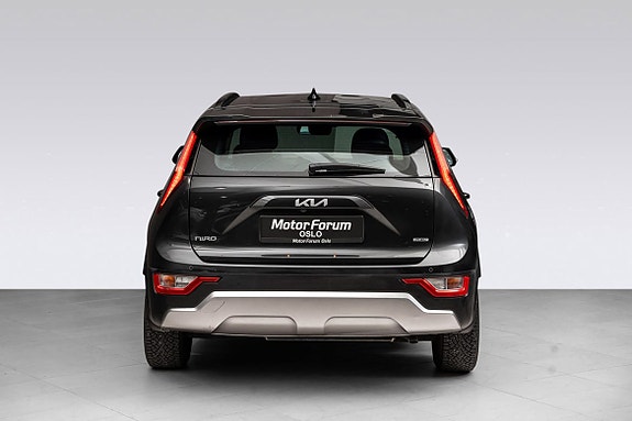 Bakparti med skarpe, distinkte LED-lykter og lakkert emblem.