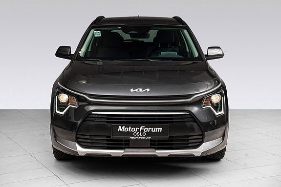 Stilfull grå SUV med LED-lys og uttrykksfull frontdesign.