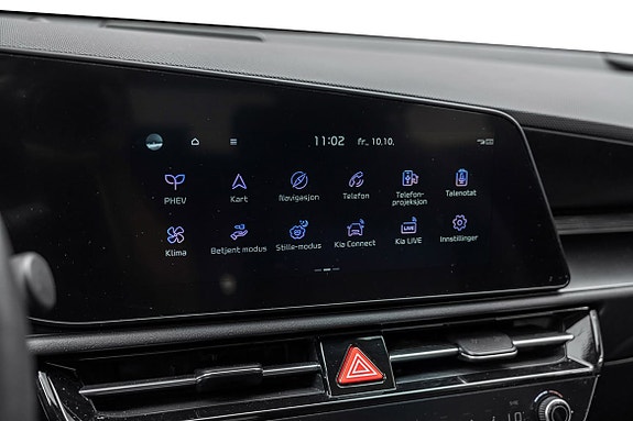 Moderne infotainmentsystem med app-støtte og klimakontrollfunksjoner.