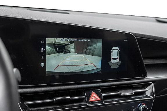 Bak kamera med veiledende linjer for trygg parkering.