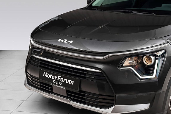 Imponerende LED-lys med tydelig kjørelys og stor grill.