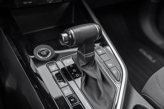 Skinntrukket girspak med kontrollknapper for enkel betjening.