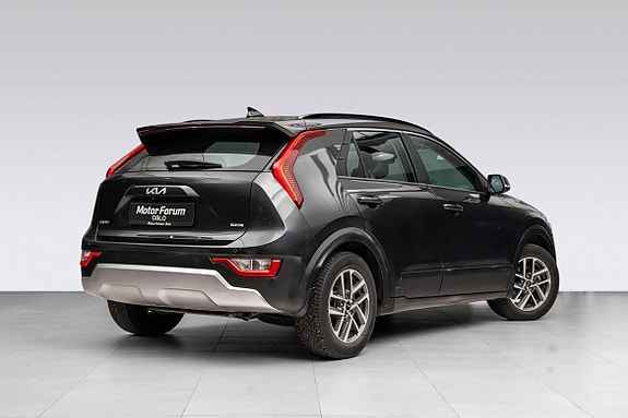 Sporty baklys og elegant design i kombinasjon med park.sensorer.