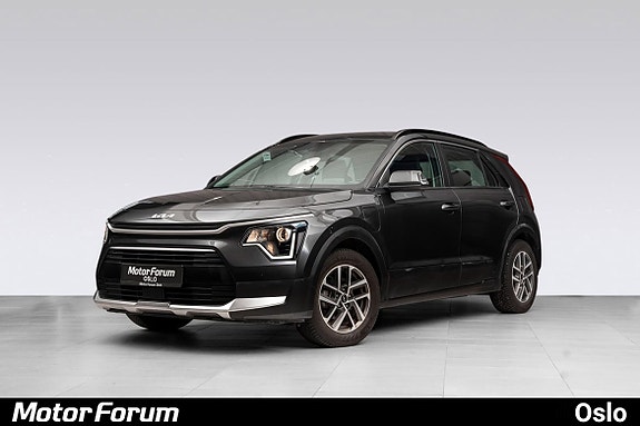 Moderne front med LED-lys og distinkt grill i sort finish.