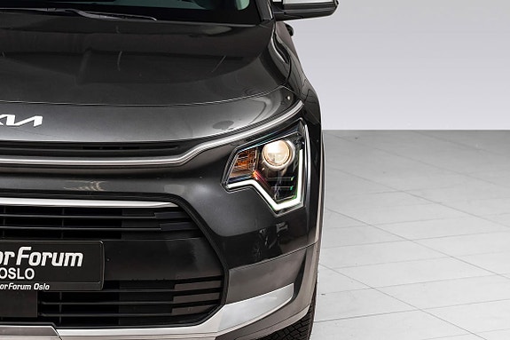 Front med LED-kjørelys og detaljer i krom for stil.