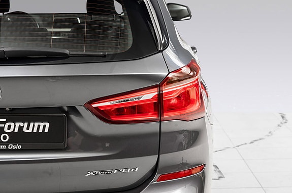 Sleek baklykter og praktisk takreling for moderne familiebruk.