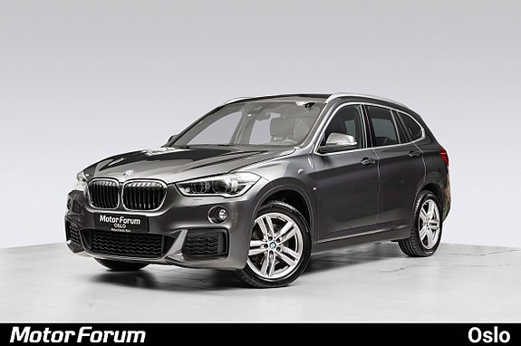 Sporty front design med kromdetaljer og stilrene aluminiumsfelger.