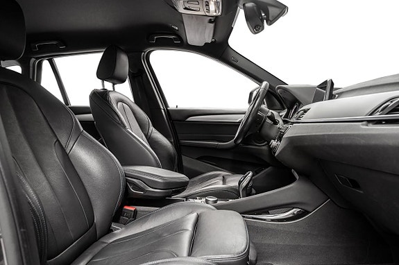 Eksklusivt skinninteriør og moderne design for førsteklasses komfort.