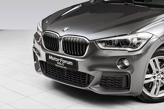 Karakteristisk nyregrill og LED-lys for sport og sikkerhet.