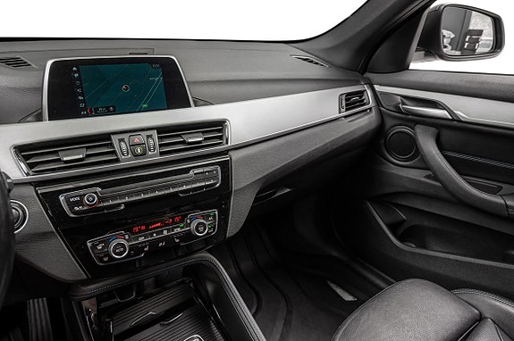 Digital instrumentering og intuitiv infotainmentskjerm med navigasjon.