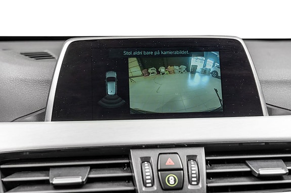 Sikker rygging med kamera og dynamiske parkeringslinjer.