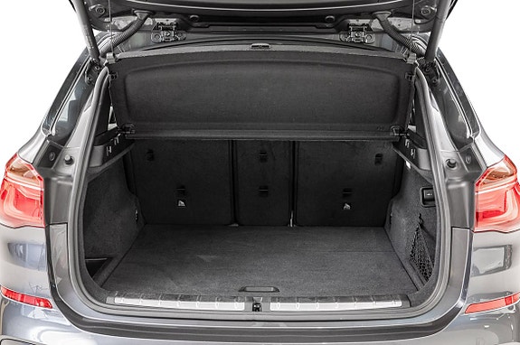 Romslig bagasjeplass med fleksible seteløsninger for praktisk bruk.