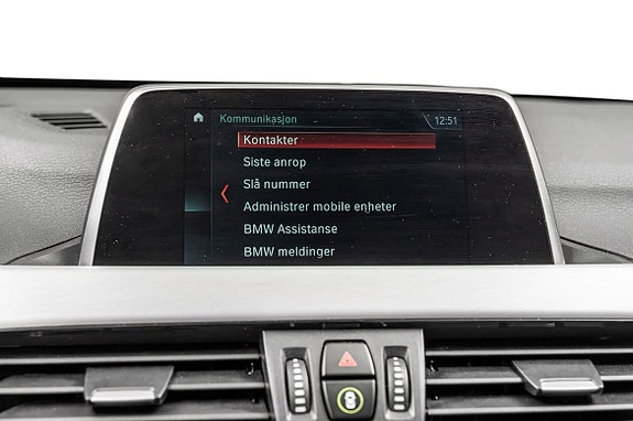 Kontaktliste og kontrollknapper gir praktisk tilgang mens du kjører.