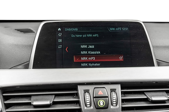 Underholdning med radio og klimakontroll via brukervennlig panel.