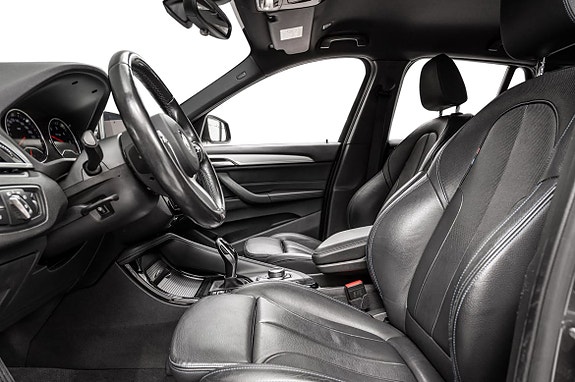 Luksuriøse skinnseter og oppvarmet ratt for maksimal komfort.