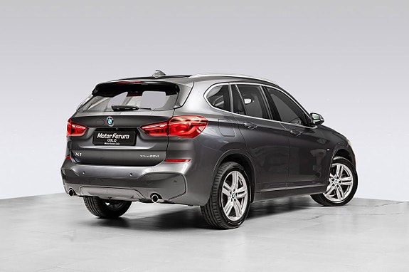 Elegant bakpart med stilrene LED-lykter og praktisk takreling.