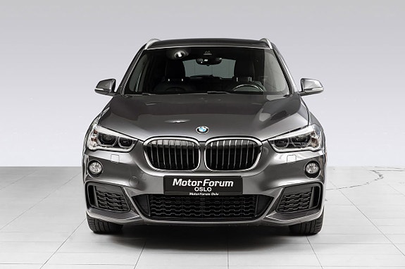 Moderne, atletisk front med kraftfulle LED-lys og detaljer.