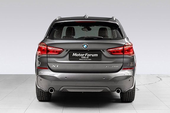 Skarpe baklys og kraftfull eksosdesign gir høy kvalitetspreg.