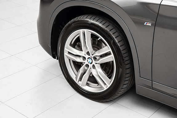 Aluminiumsfelg med BMW-emblem gir bilen et eksklusivt preg.