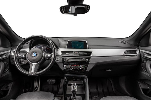 Førerorientert cockpit med digital instrumentering og berøringsskjerm.