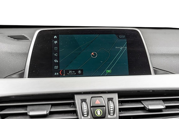 Navigasjon i sanntid på stor skjerm forbedrer alle kjøreturer.