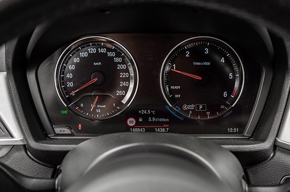 Kombinasjon av analogt og digitalt display gir klar oversikt.